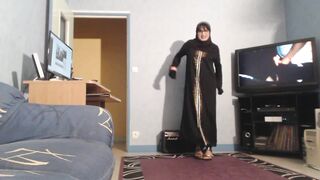 beurette en hijab danse en collant - 2 image