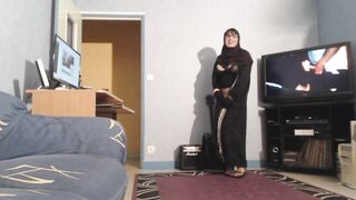 beurette en hijab danse en collant - 3 image