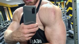 Muscular guy is doing muscle worship and jerk off - 1 image