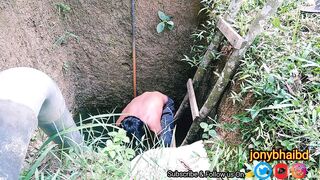 The young man of Bangladesh masturbated in a terrible deep well in the jungle - 1 image
