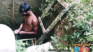 The young man of Bangladesh masturbated in a terrible deep well in the jungle - 10 image