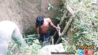 The young man of Bangladesh masturbated in a terrible deep well in the jungle - 5 image