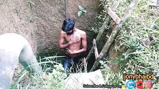 The young man of Bangladesh masturbated in a terrible deep well in the jungle - 6 image