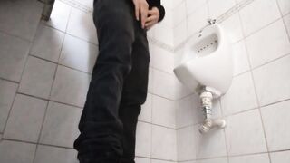 Setting free my piss on public bathroom / urinate wild - 2 image
