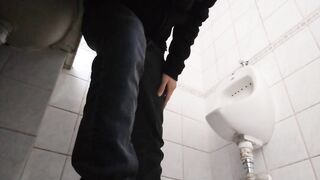Setting free my piss on public bathroom / urinate wild - 3 image