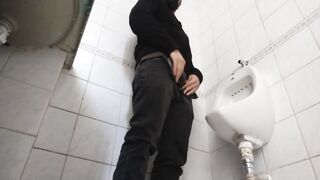 Setting free my piss on public bathroom / urinate wild - 5 image