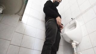 Setting free my piss on public bathroom / urinate wild - 7 image