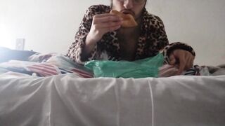 karalhudo comendo dois salgados pra ganhar mais peso ( e ficar gordao