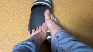 Natural male feet tease for gay foot fetish community - 1 image