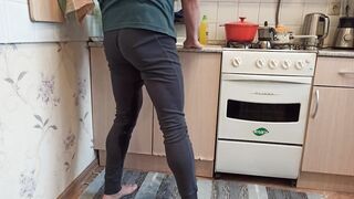 pissing in the kitchen and masturbate after long pee in leggings - 4 image