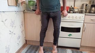 pissing in the kitchen and masturbate after long pee in leggings - 5 image