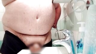 Superchub morning piss and foreskin washing routine, Uncensored version in linktree - 5 image
