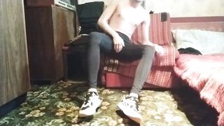 Guy in tight leggins and sneakers masturbate - 2 image