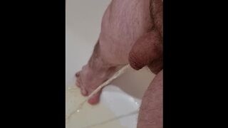 Midget pissing while taking a shower - 1 image