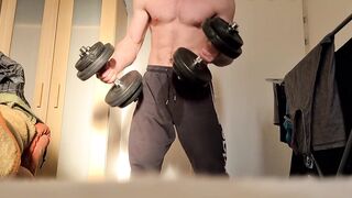 Muscle guy is doing exercises and jerking off - 4 image