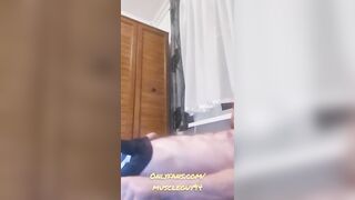 Muscle guy jerk off watching porn - 2 image