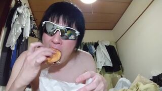 (07/03)eating a a hamburger while drinking beer - 1 image