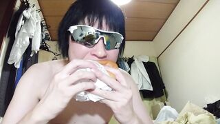 (07/03)eating a a hamburger while drinking beer - 2 image