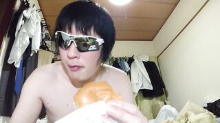 (07/03)eating a a hamburger while drinking beer - 5 image