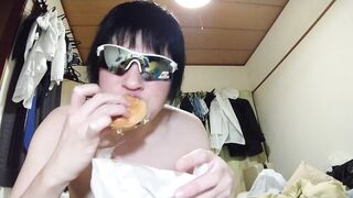 (07/03)eating a a hamburger while drinking beer - 7 image
