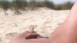 I let strangers watch me cumming on the beach - 4 image