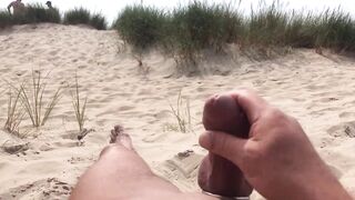 I let strangers watch me cumming on the beach - 9 image