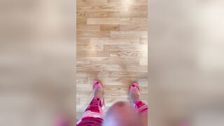 Pink heels painted toes and cum - 4 image