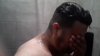 Shaving in the shower - 1 image
