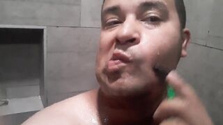 Shaving in the shower - 4 image