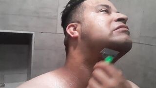 Shaving in the shower - 5 image