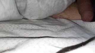 Stare a letto con me ti fa trovare questo pisello grosso fra le coperte - 5 image