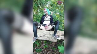 Vulturif pisses in the woods - 6 image