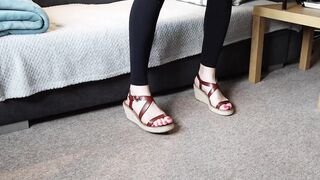 Crossdresser leggings, high heels and bare feet with red toenails. - 2 image