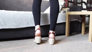 Crossdresser leggings, high heels and bare feet with red toenails. - 4 image