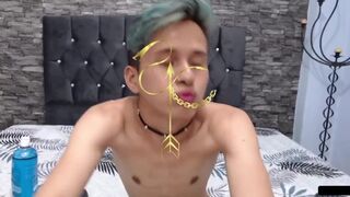 chico se divierte con la cam