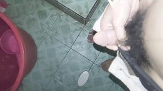 Young gay : big penis solo cum of toilet - 1 image
