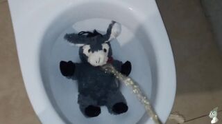 I peesing on this cute donkey!! So much PEE!!!!!! - 9 image