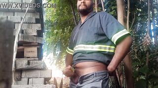 Worker masturbating minutes of construction blocks - 7 image