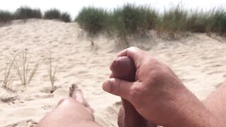 I let strangers watch me cum on the beach - 7 image