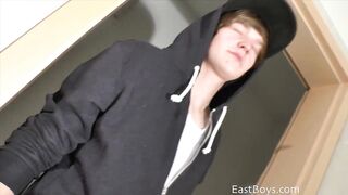 Watch this hot babe give a steamy handjob in the bath