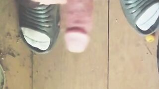 Getting a break from the house - outdoor sex with a hot chick