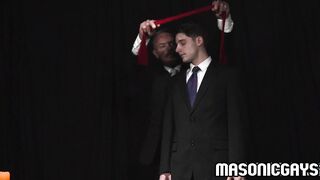 Blindfolded twink anal fucked by enormous monster dick! Dex Devall vs Reece Scott! Devall can't see what's sliding inside his asshole!