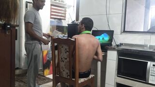 TWINK NERD RECEIVES THE INTERNET TECHNICIAN AT HOME AND HAS SEX WITH THE WORKER