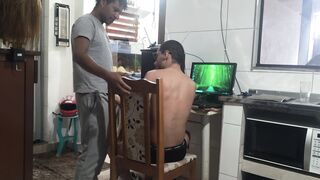 TWINK NERD RECEIVES THE INTERNET TECHNICIAN AT HOME AND HAS SEX WITH THE WORKER