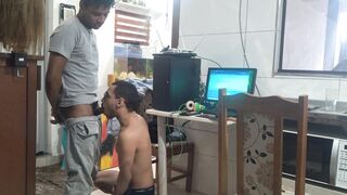 TWINK NERD RECEIVES THE INTERNET TECHNICIAN AT HOME AND HAS SEX WITH THE WORKER